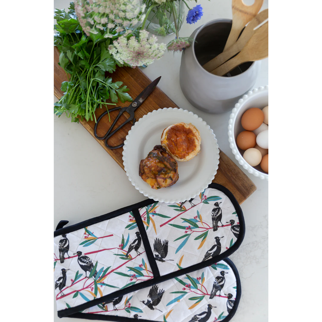 ALLGIFTS AUSTRALIA DOUBLE OVEN GLOVE - MAGPIES